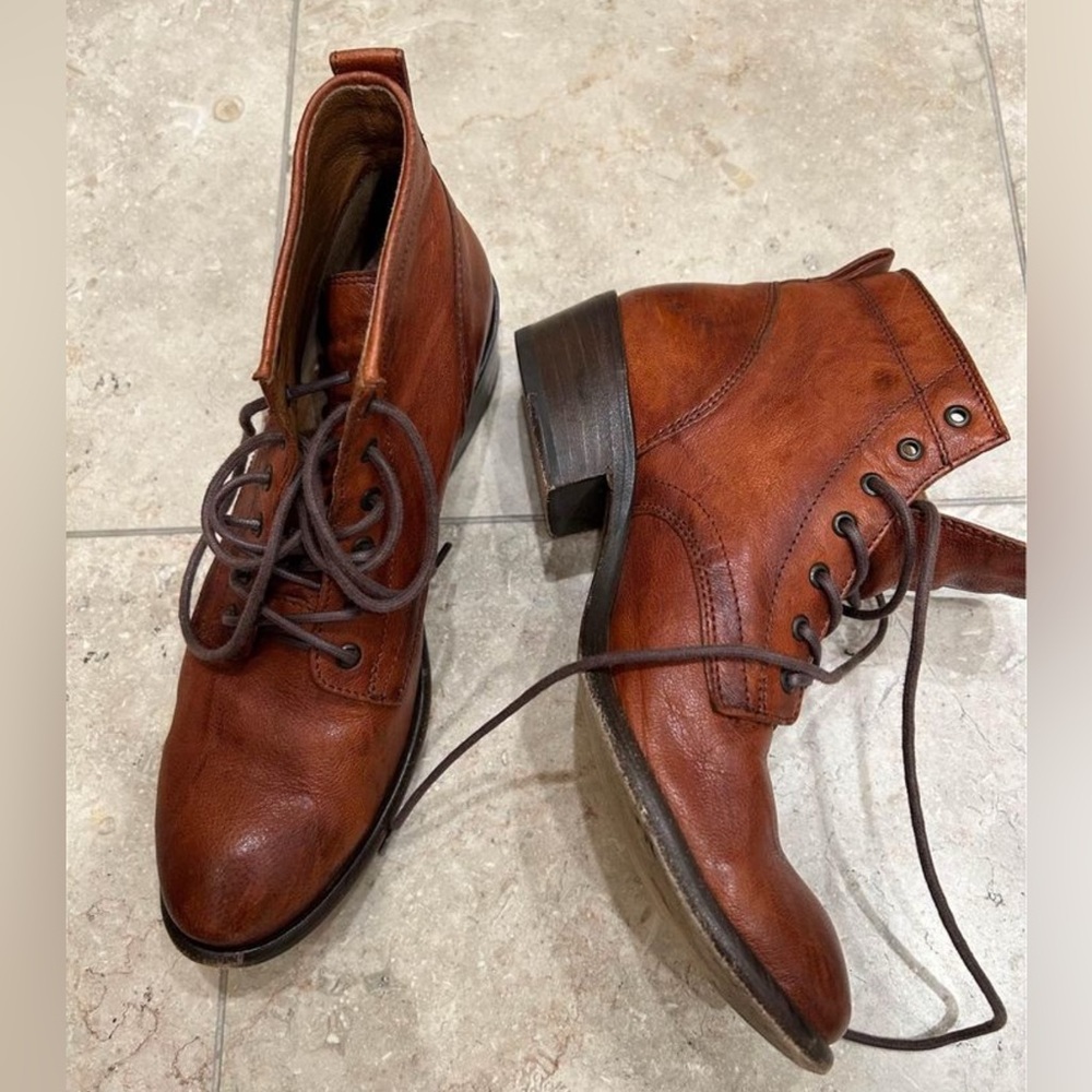 Frye Carson Lace up boots In Cognac (Women)